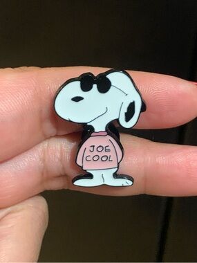Peanuts: Snoopy "Joe Cool" Enamel Pin
